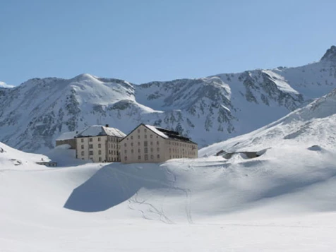 Cols et hospices mythiques des Alpes - Photo 2
