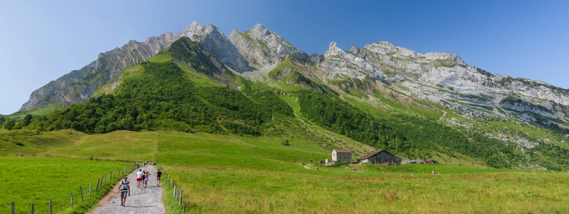 Groupe de randonneurs dans les aravis