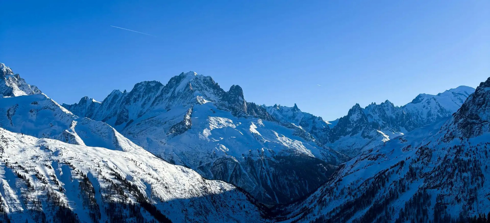 Paysage de montagne et nature en été pour illustrer notre passion de la randonnée et notre philosophie